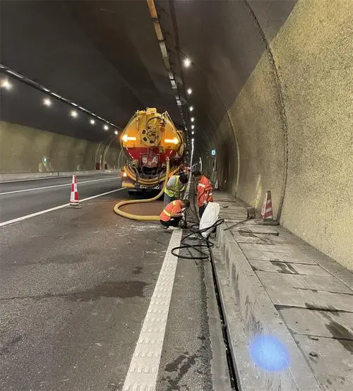 烟台隧道排水渠清淤